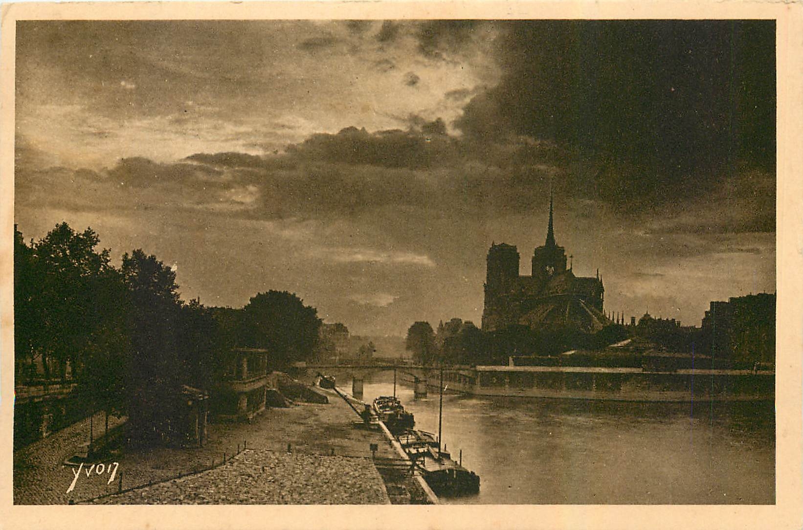 CPA Paris Crepuscule sur Notre Dame 