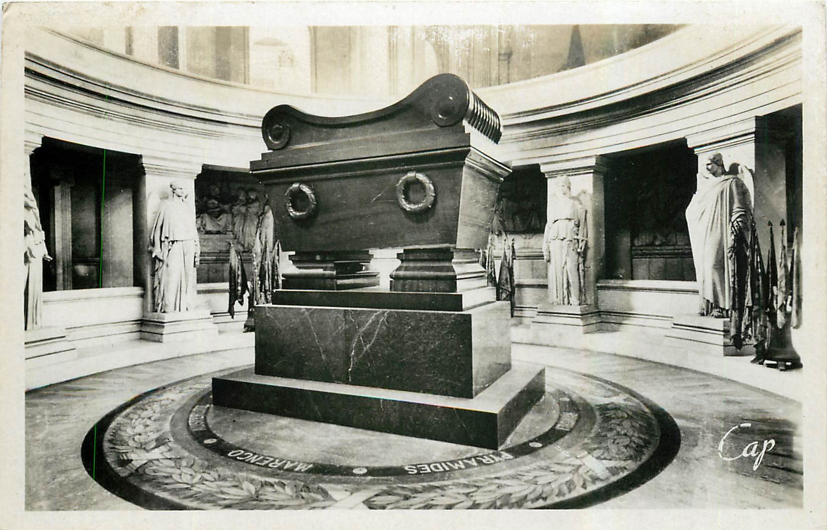 CPA Paris Les Invalides Le Tombeau de Napoleon I 
