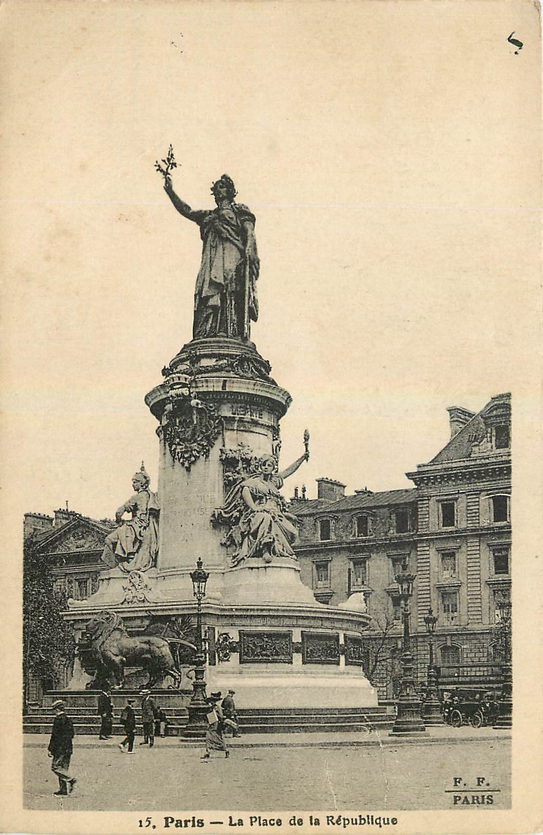 CPA Paris La Place de la Republique Lion