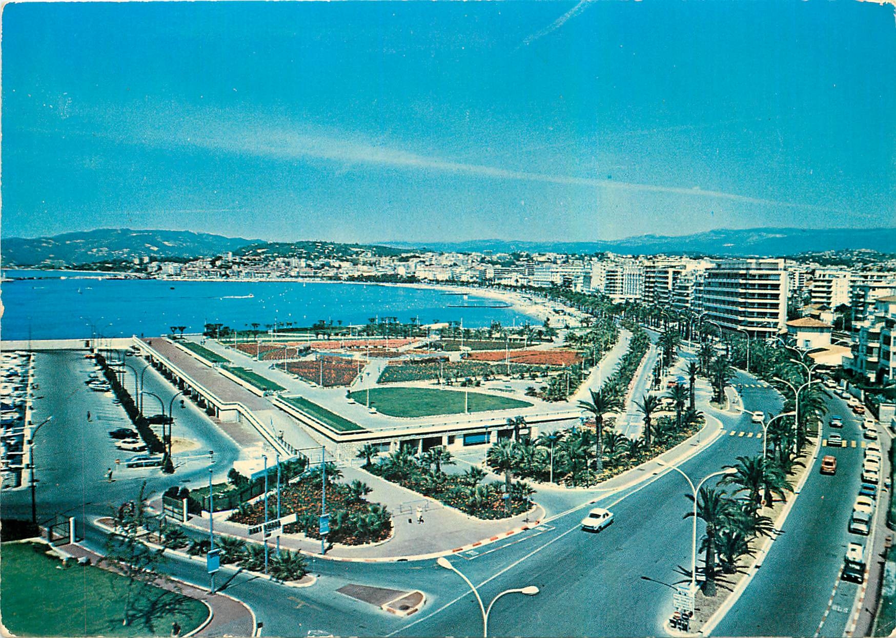 CPM La Cote d'Azur Vue generale de la Croisette Cannes