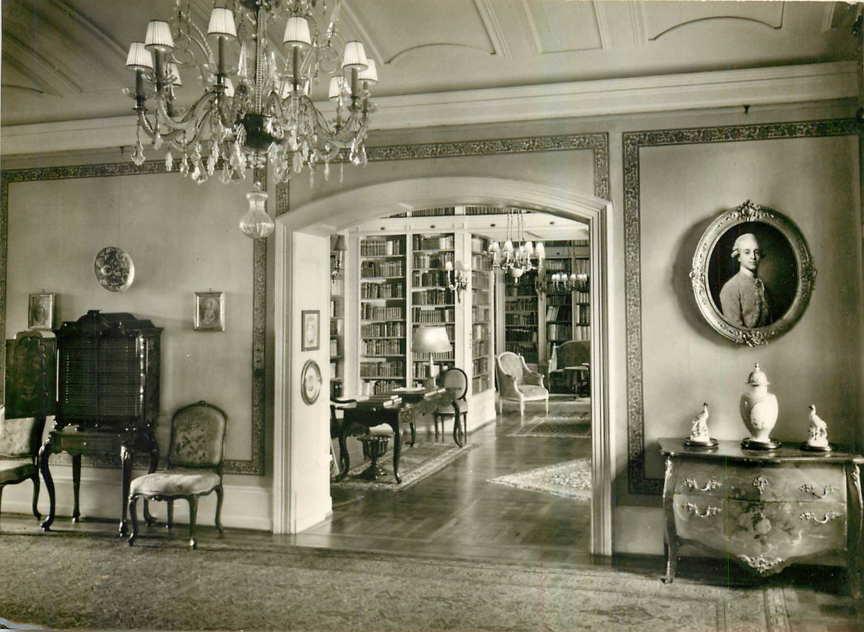 CPM Schloss Altenhof Blick von der Halle in die Bibliothek Bibliotheque