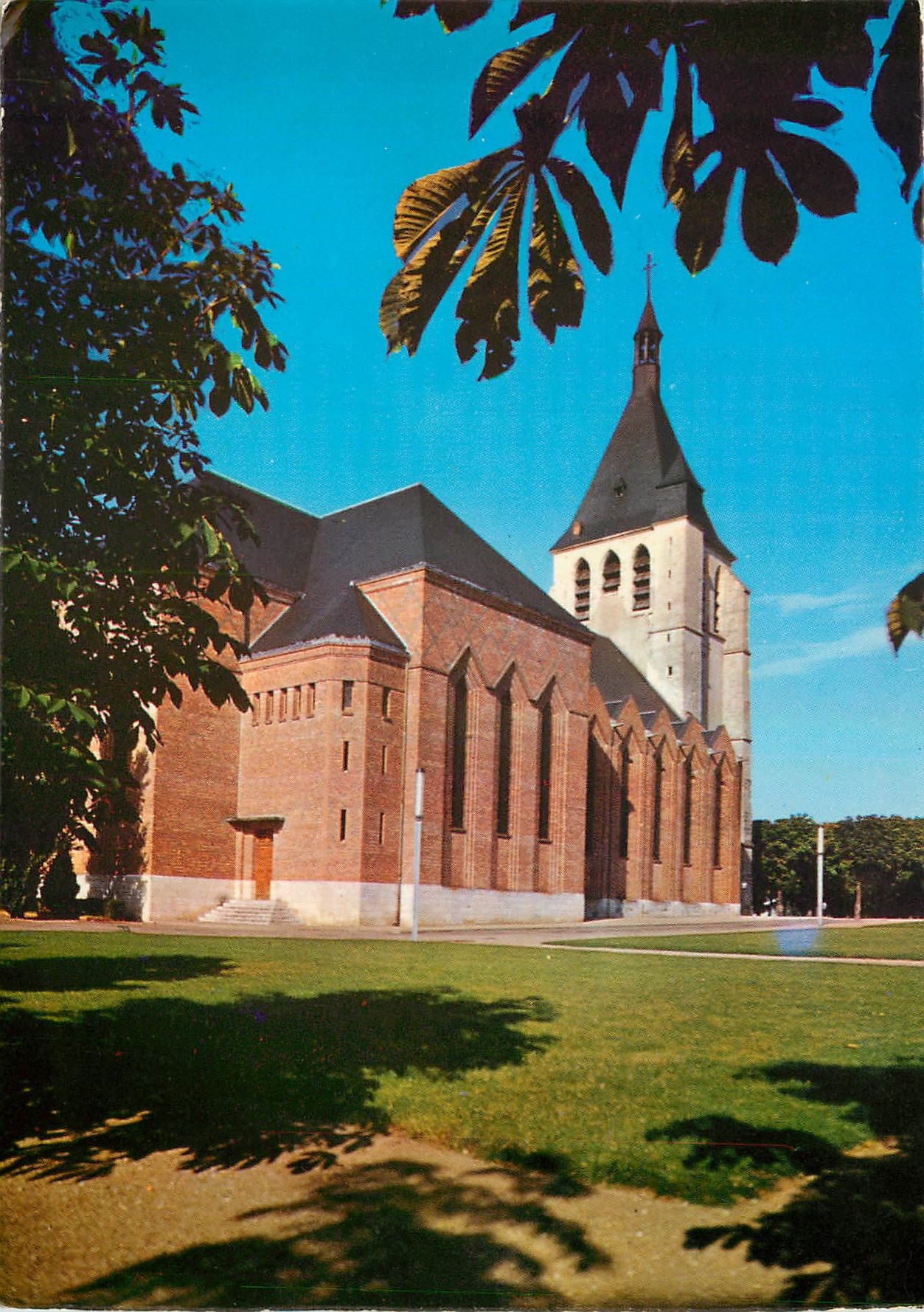 CPM Gien Loiret L'Eglise Jeanne D'Arc 
