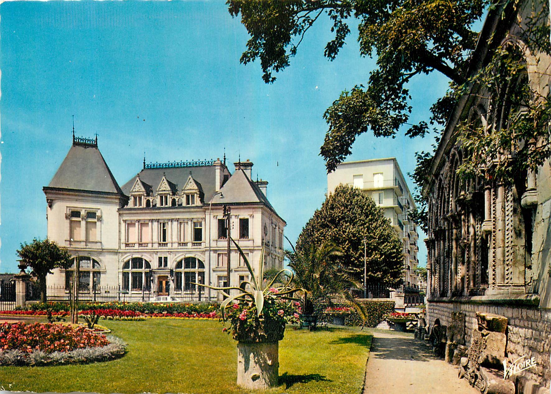 CPM L'Orlenais Montargis Loiret Le jardin Durzy et l'hotel de ville 