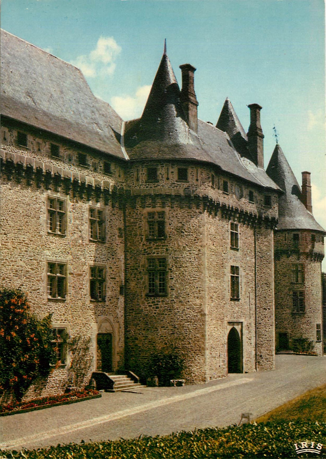 CPM La Correze Touristique Le Chateau de Pompadour la Facade 