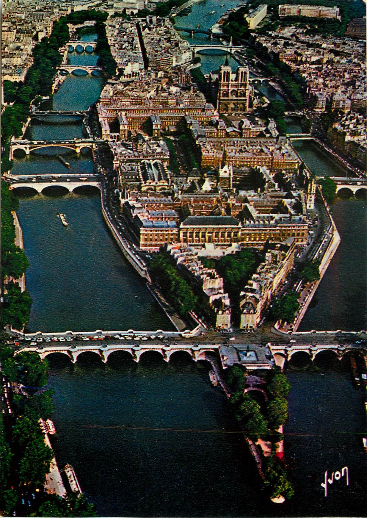 CPM Couleurs et Lumiere de France En survolant Paris L'Ile de la Cite et la Seine Le Pont Neuf Le Pa