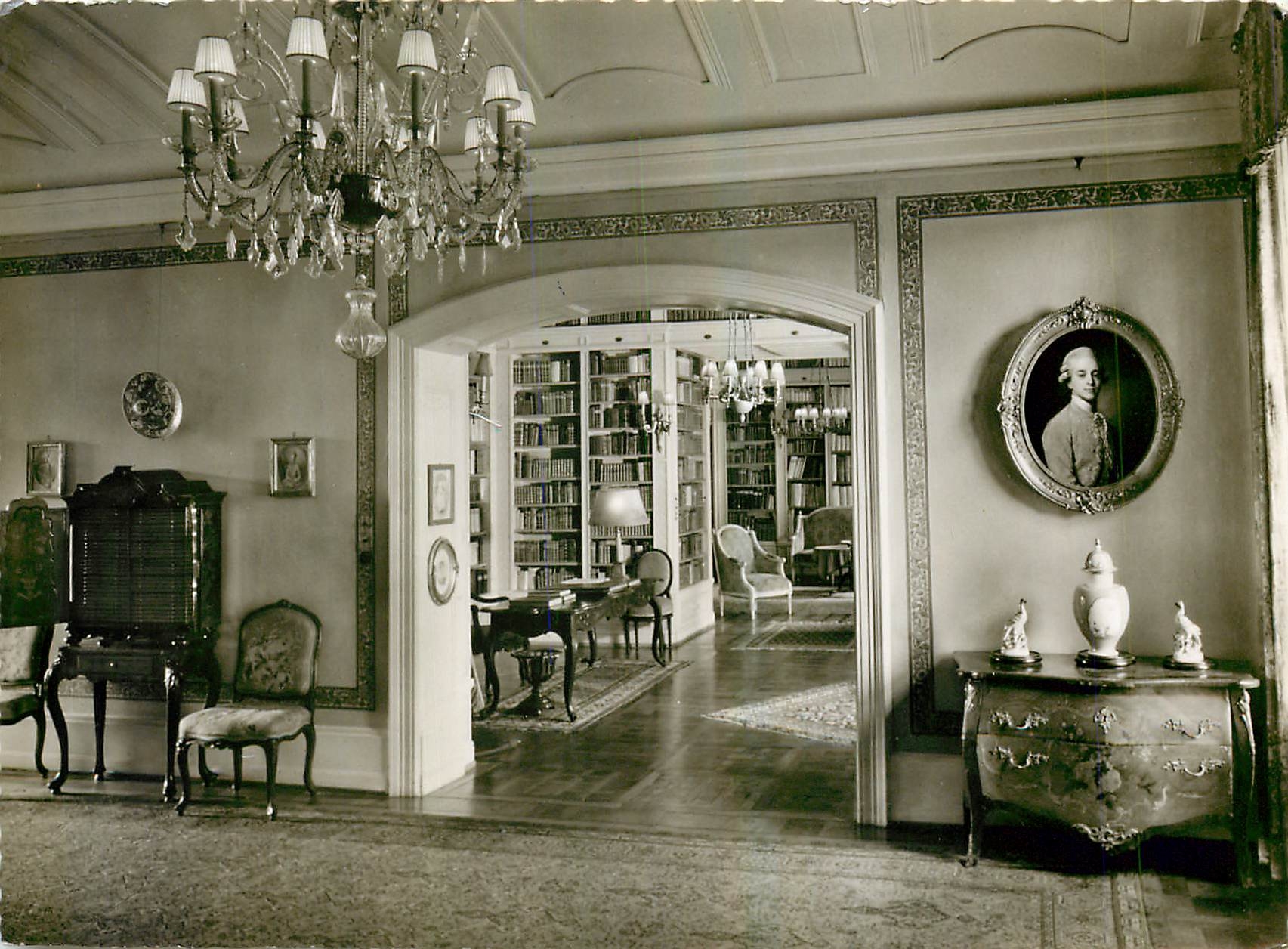 CPM Schloss Altenhof Blick von der Halle in die Bibliothek Bibliotheque