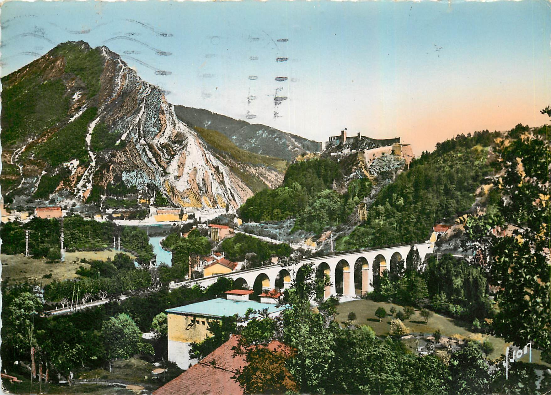 CPM Sisteron Basses Alpes Le viaduc rocher de la Baume et la Citadelle 