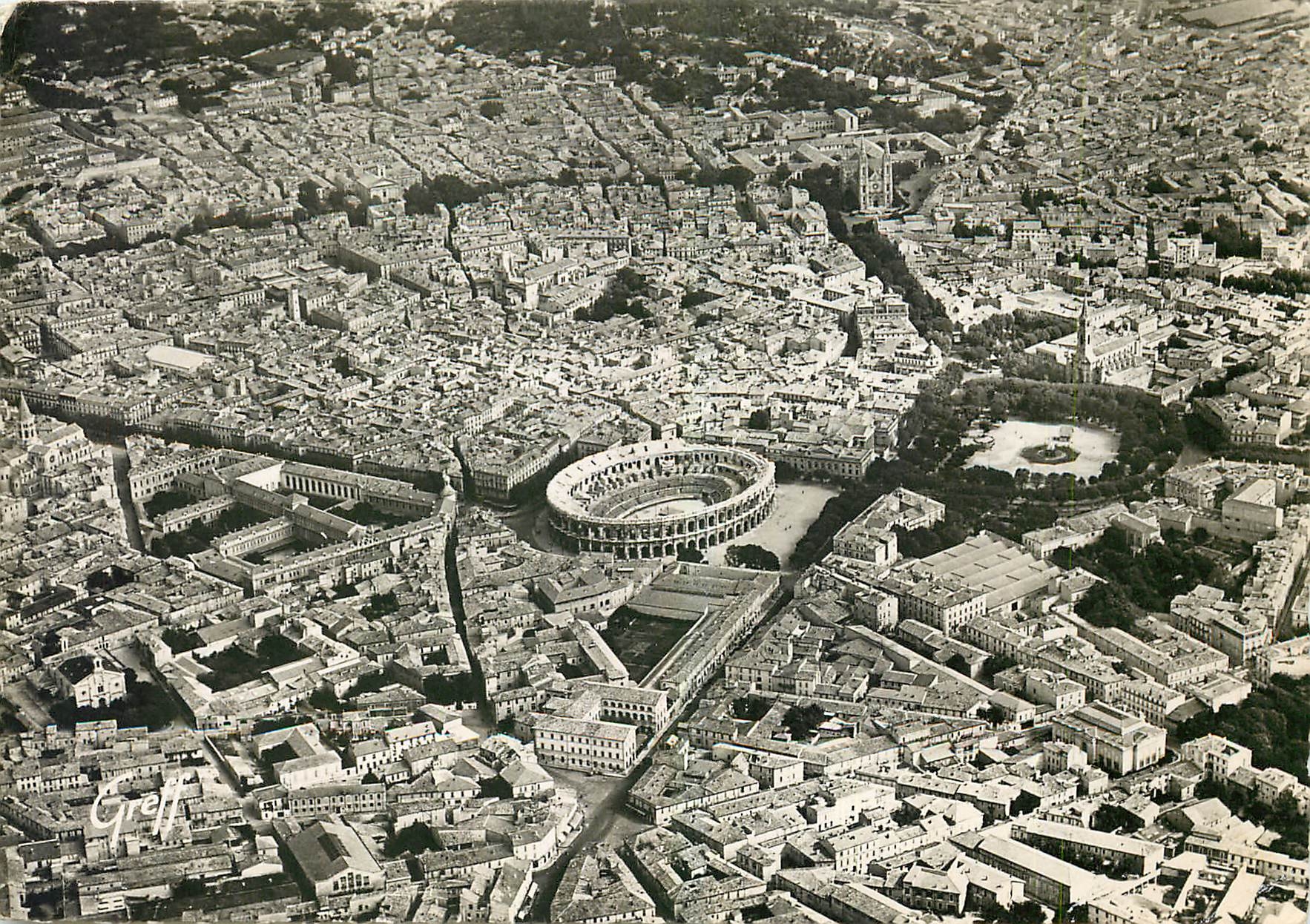 CPM Nimes Gard Vue aerienne et l'Esplanade 