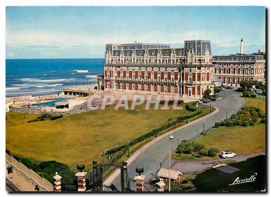 CPM Biarritz B P L'Hotel du Palais sa Piscine au fond a droite Le Phare 