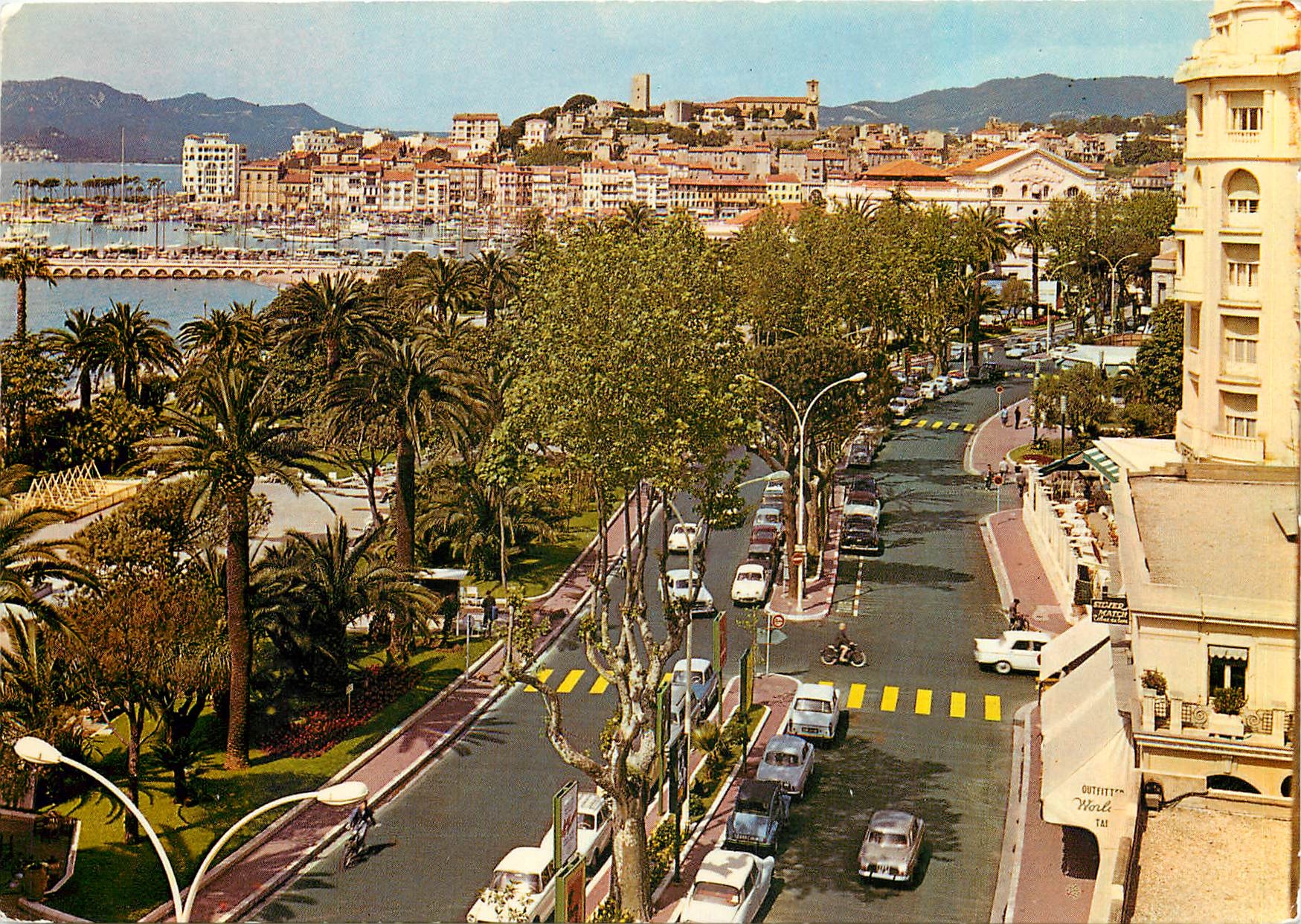 CPM Cannes La Promenade de la Croisette dans le fond le Suquet 