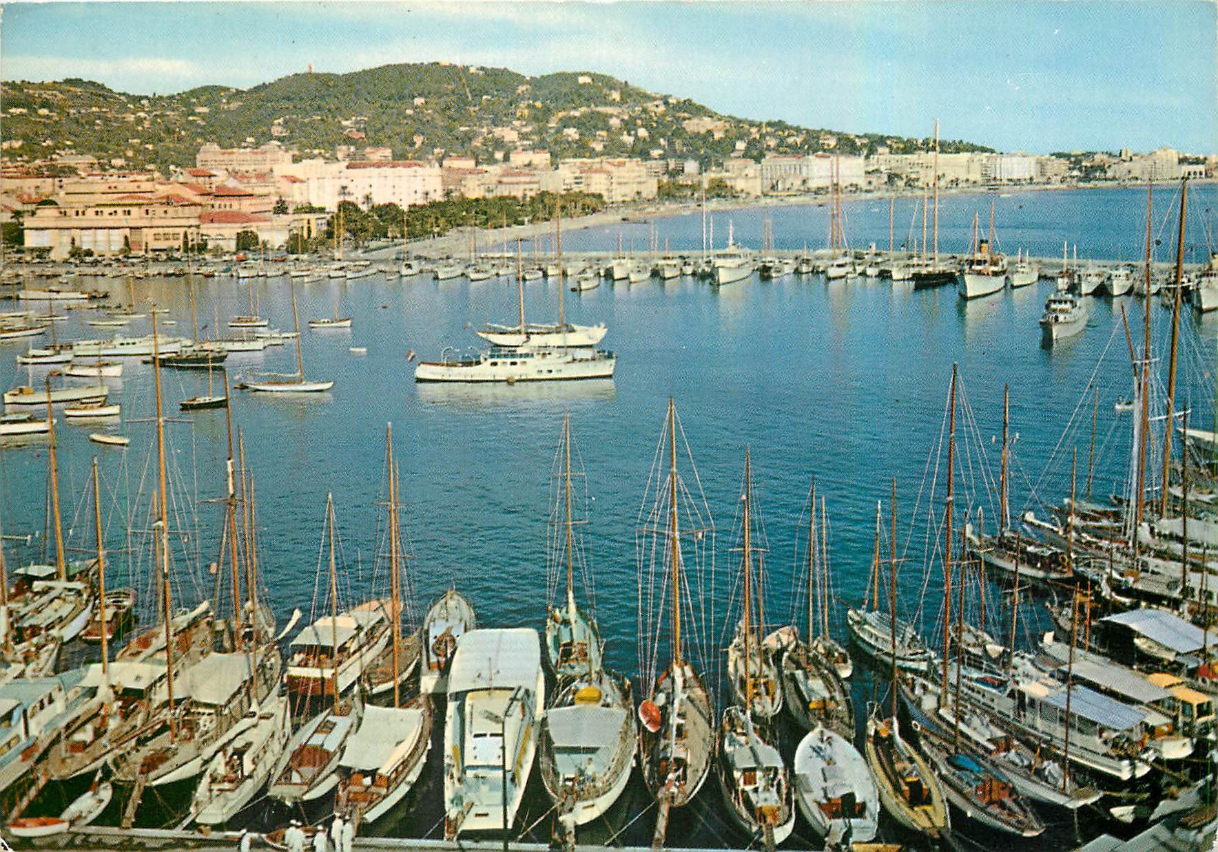 CPM Cannes Un coin du Port Dans le fond la Promenade de la Croisette 