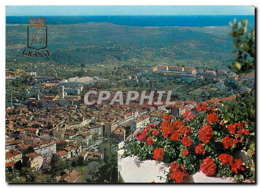 CPM Grasse Cote d'Azur Cite des fleurs Capitale des parfums Vue generale sur le bord de mer 