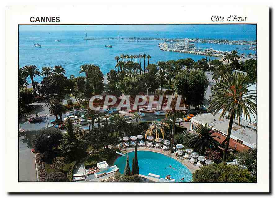 CPM Cannes Cote d'Azur La piscine du Majestic avec vue sur la Croisette le port et l'Esterel 