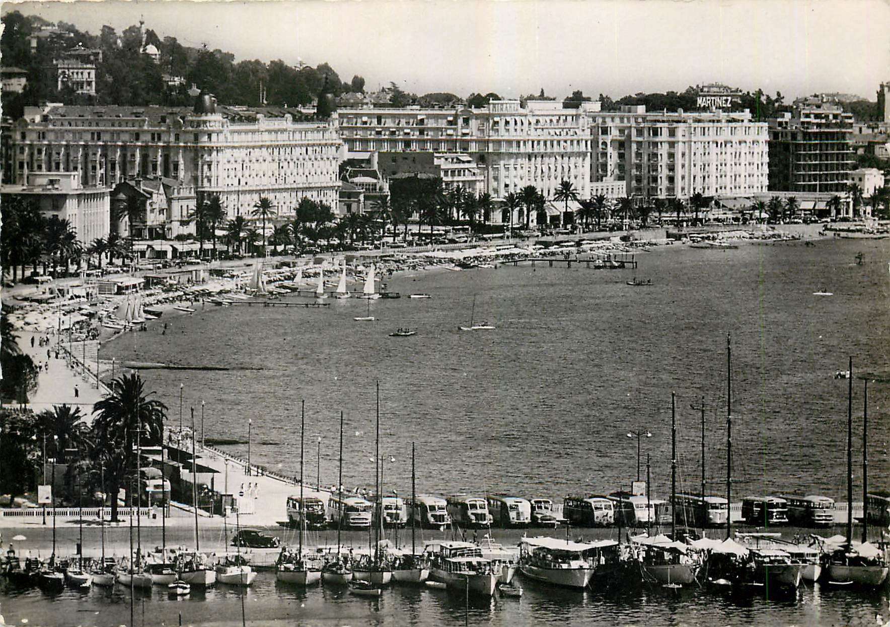 CPM La Cote d'Azur Cannes La Croisette et les Grands Hotels Bateaux de peche
