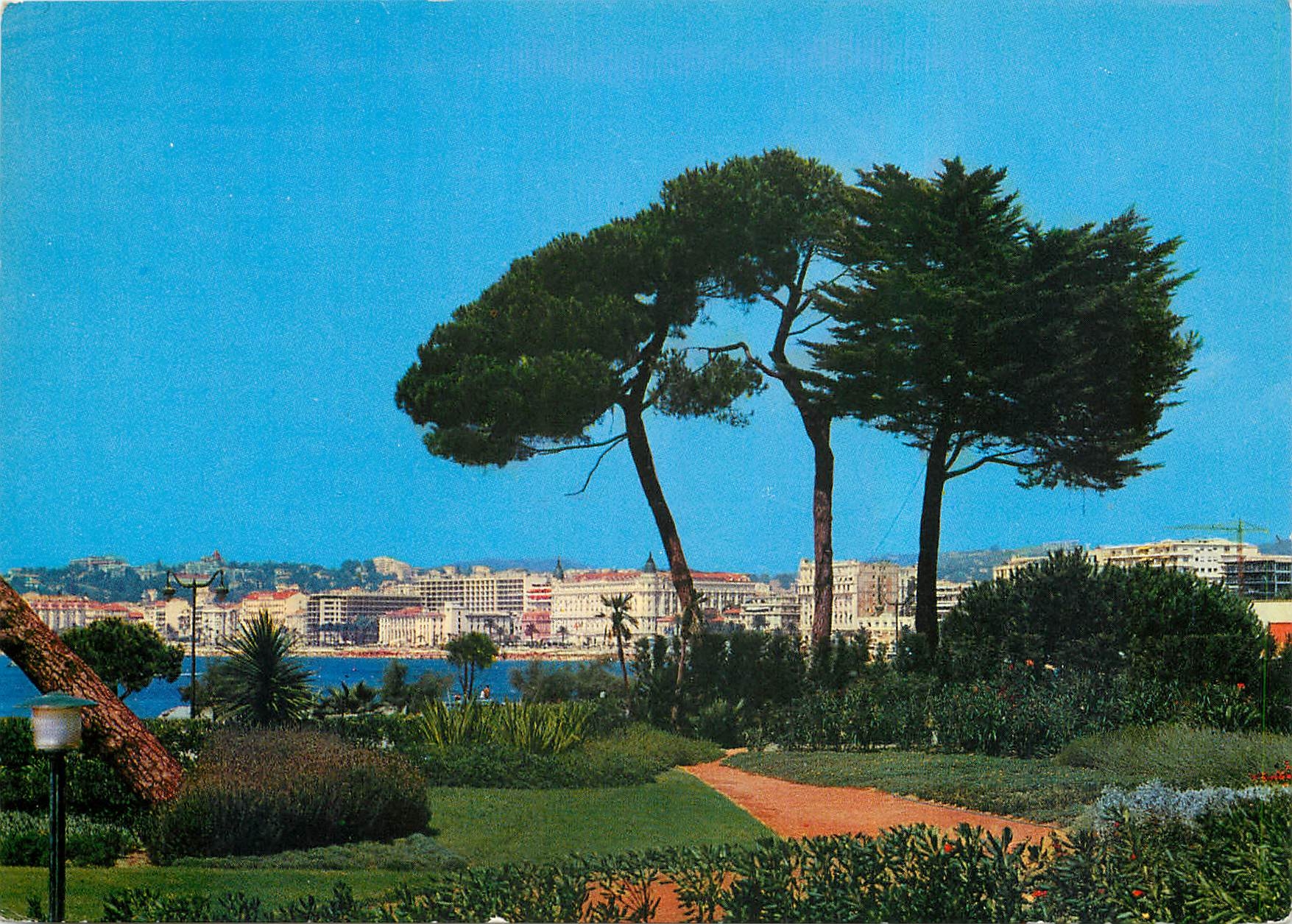 CPM Cannes Vue generale prise depuis les Jardins du Palm Beach 