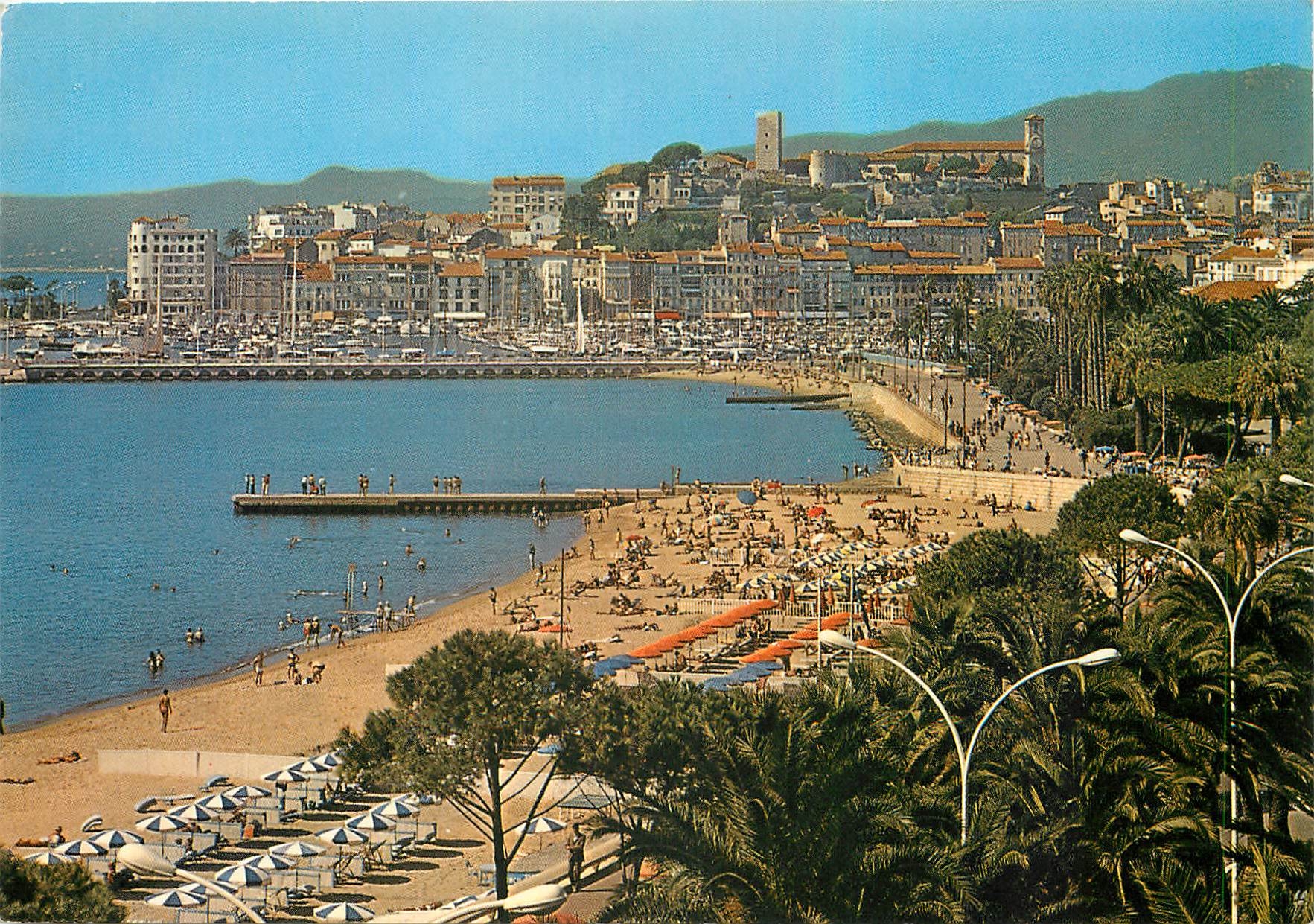 CPM Cannes Une partie de la nouvelle Plage le Quai St Pierre et le Suquet 