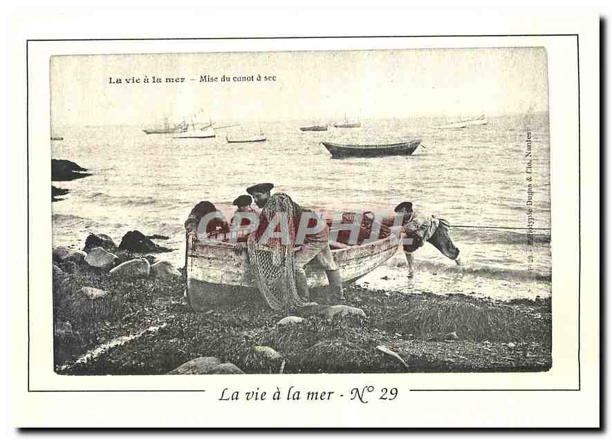 CPM La Vie a la Mer Mise du Canot a sec Bateau Peche