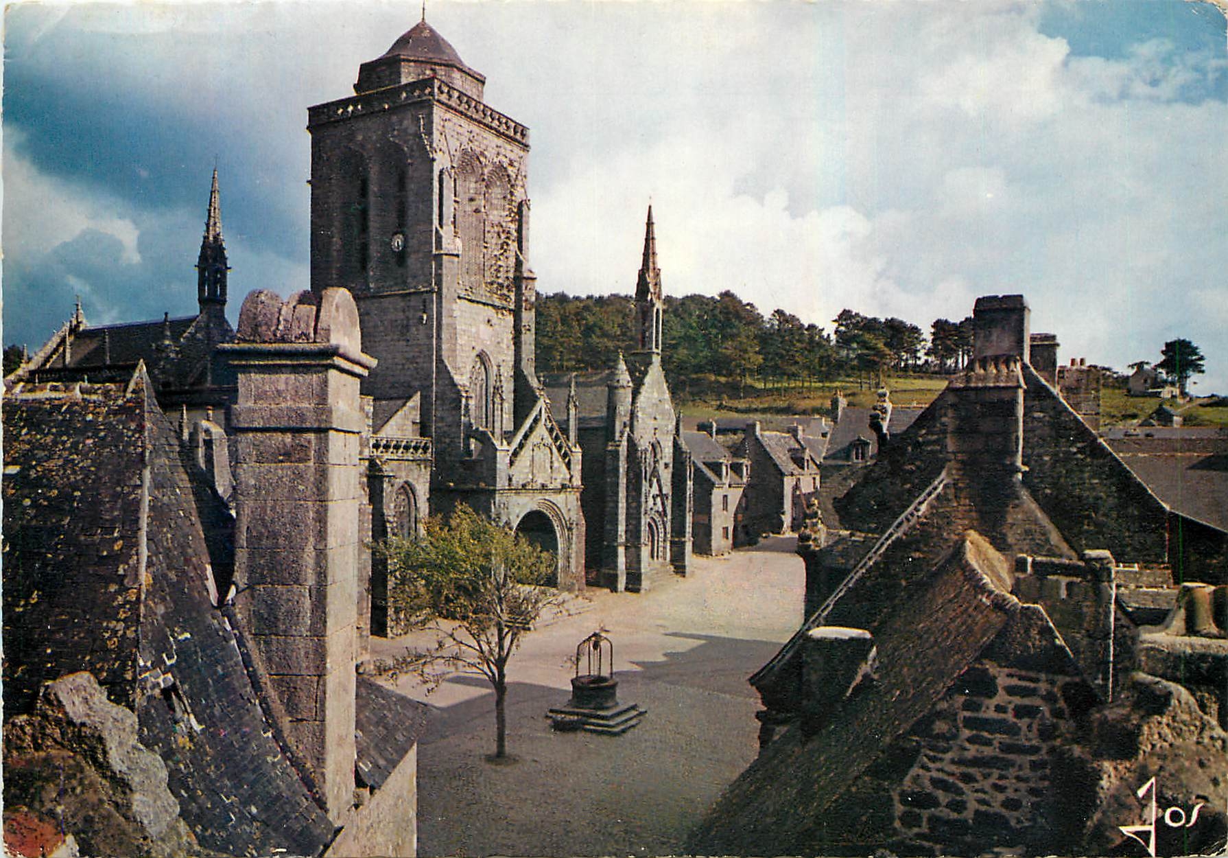 CPM La Bretagne en Couleurs Locronan Finistere Ensemble de la Place L'Eglise et les vieilles maisoms