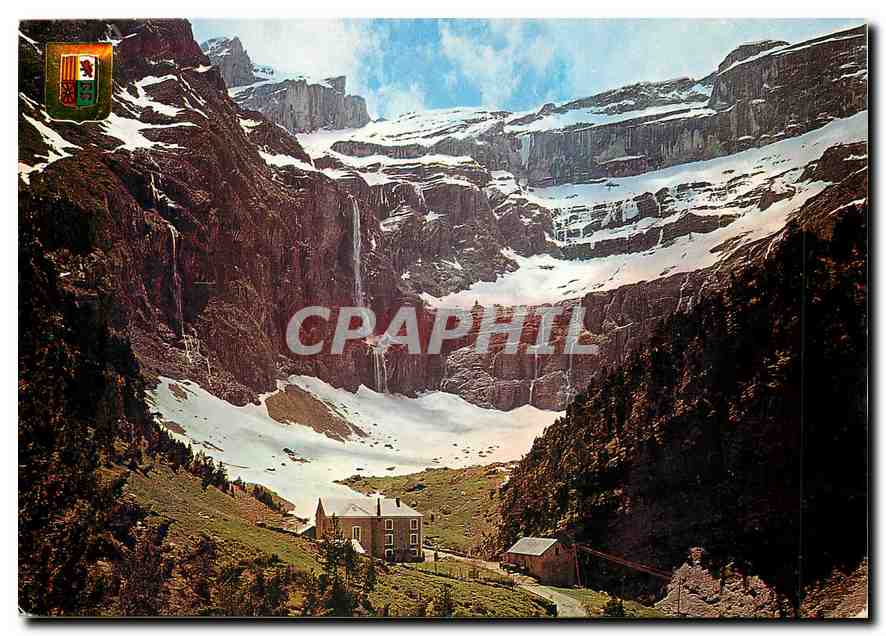 CPM Les Pyrenees Gavarnie Hautes Pyrenees Le Cirque la Grande Cascade et l'Hotel du Cirque 