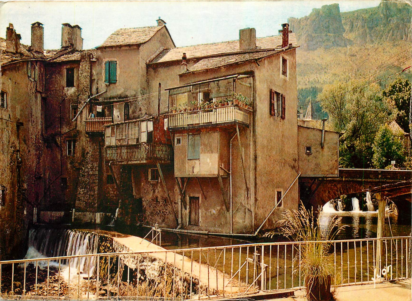 CPM Couleurs et Lumiere de France Florac Lozere Vieilles Maisons a droite la chute du Pechet 