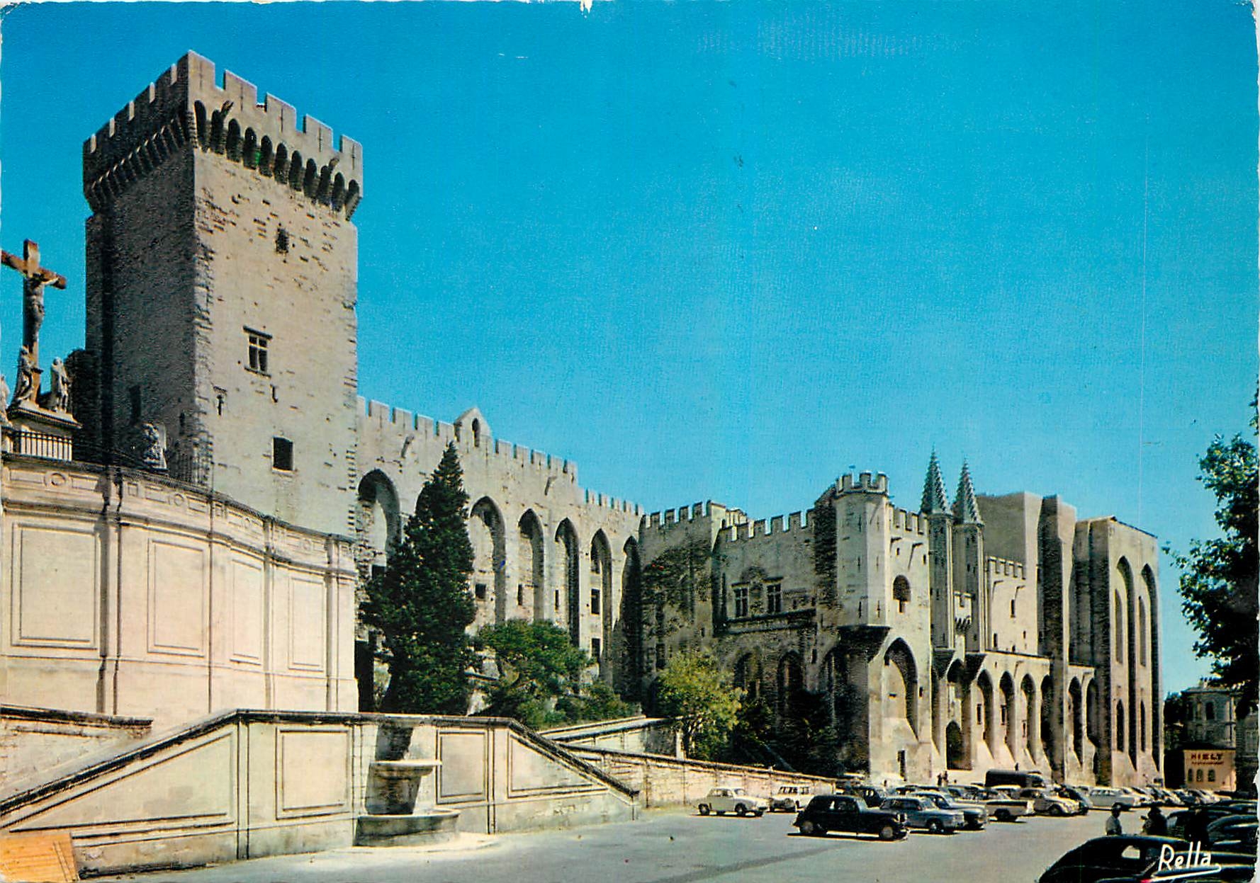 CPM Avignon Vaucluse Le Palais des Papes facade occidentale et Tour de la Campane 