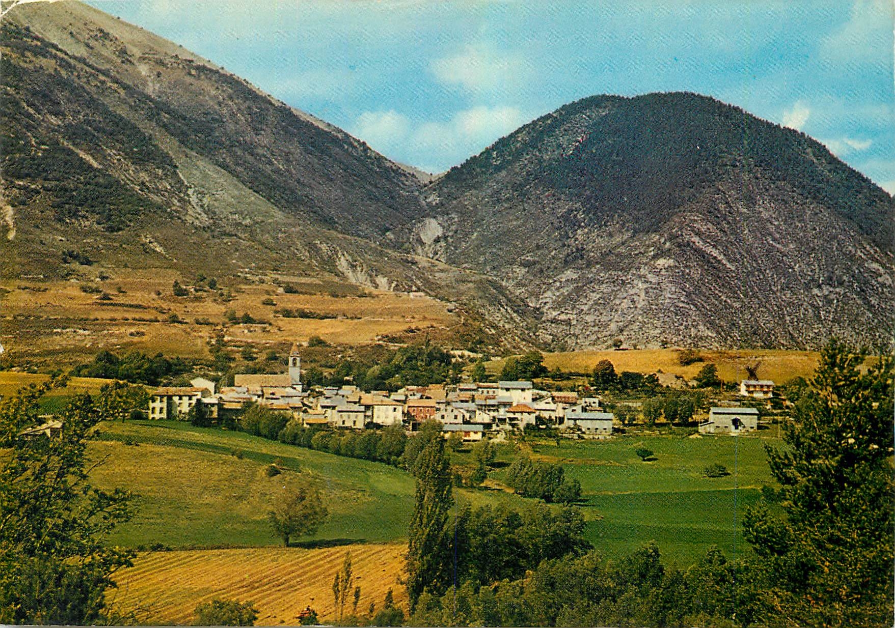 CPM Paysages de France Thorame Basse Alpes de Haute Provence La Petite Colle 