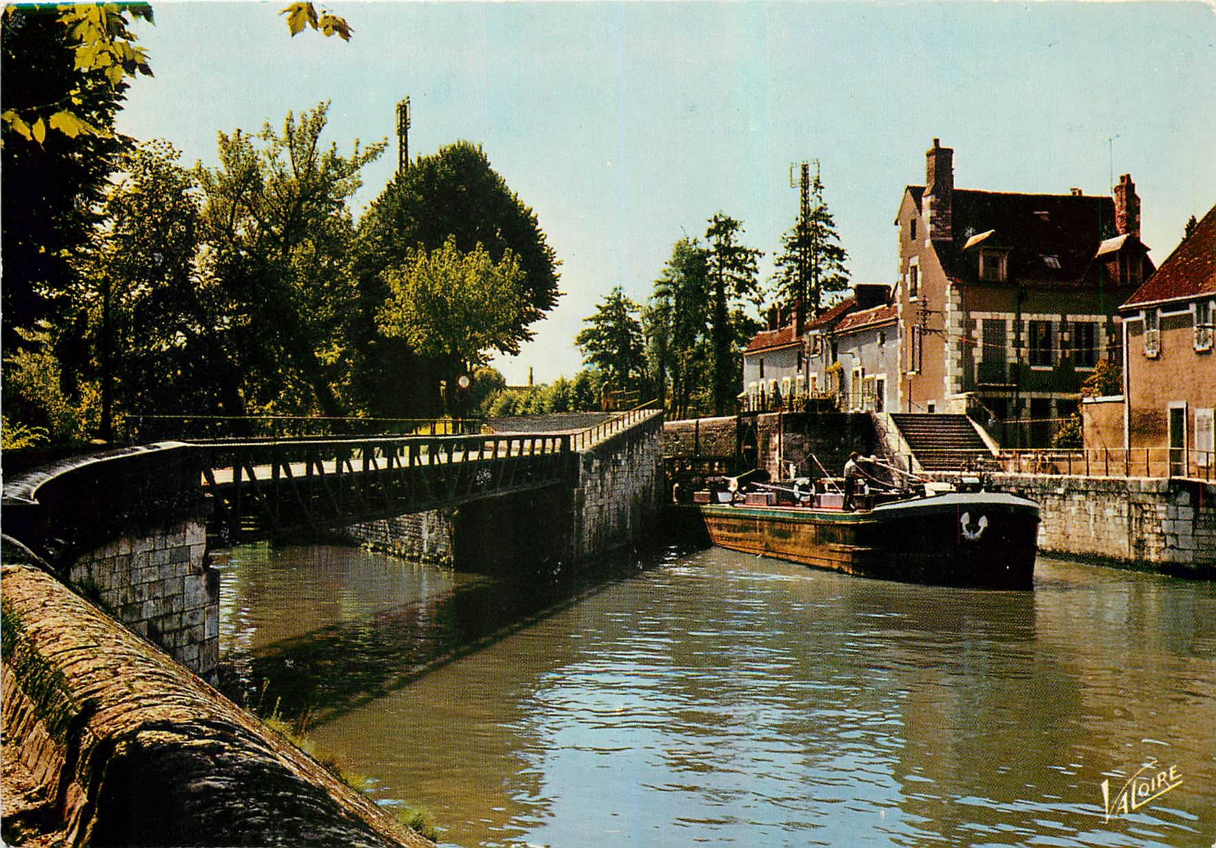 CPM L'Orleanais Montargis Loiret Peniche franchissant une ecluse du canal de Briare 