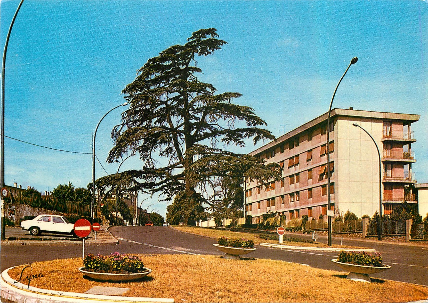 CPM Le Plessis Robinson Hauts de Seine Place Henri Barbusse 