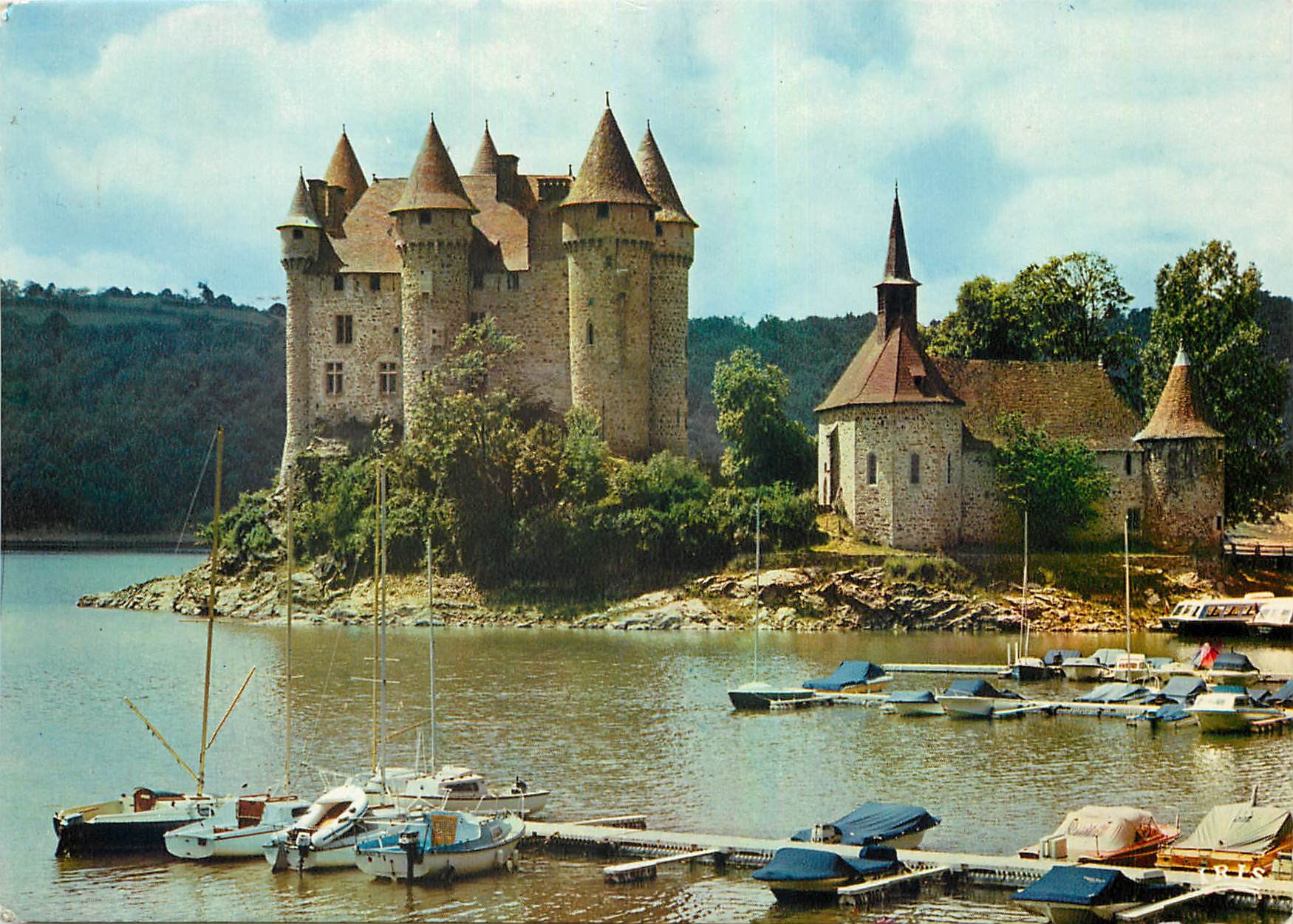 CPM L'Auvergne Le Chateau du Val dans le lac forme par le Barrage de Bort les Orgues 