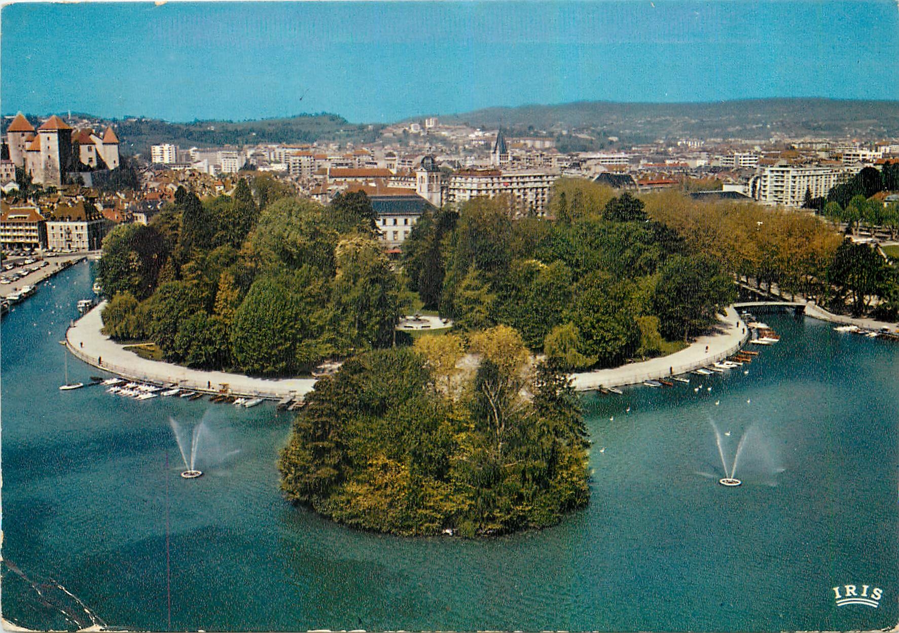 CPM Annecy Hte Savoie Le lac le Jardin Public a gauche Le Port et le Chateau a droite Le Pont des Am