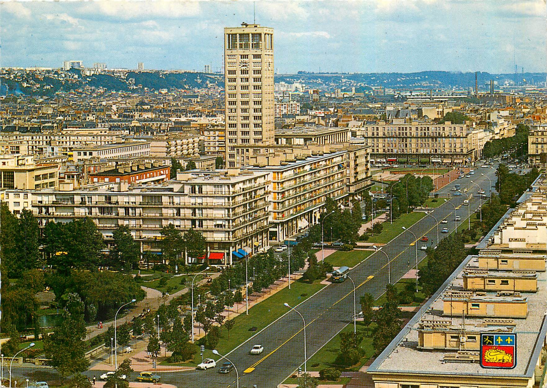CPM Le Havre l'Avenue Foch et l'Hotel de Ville 