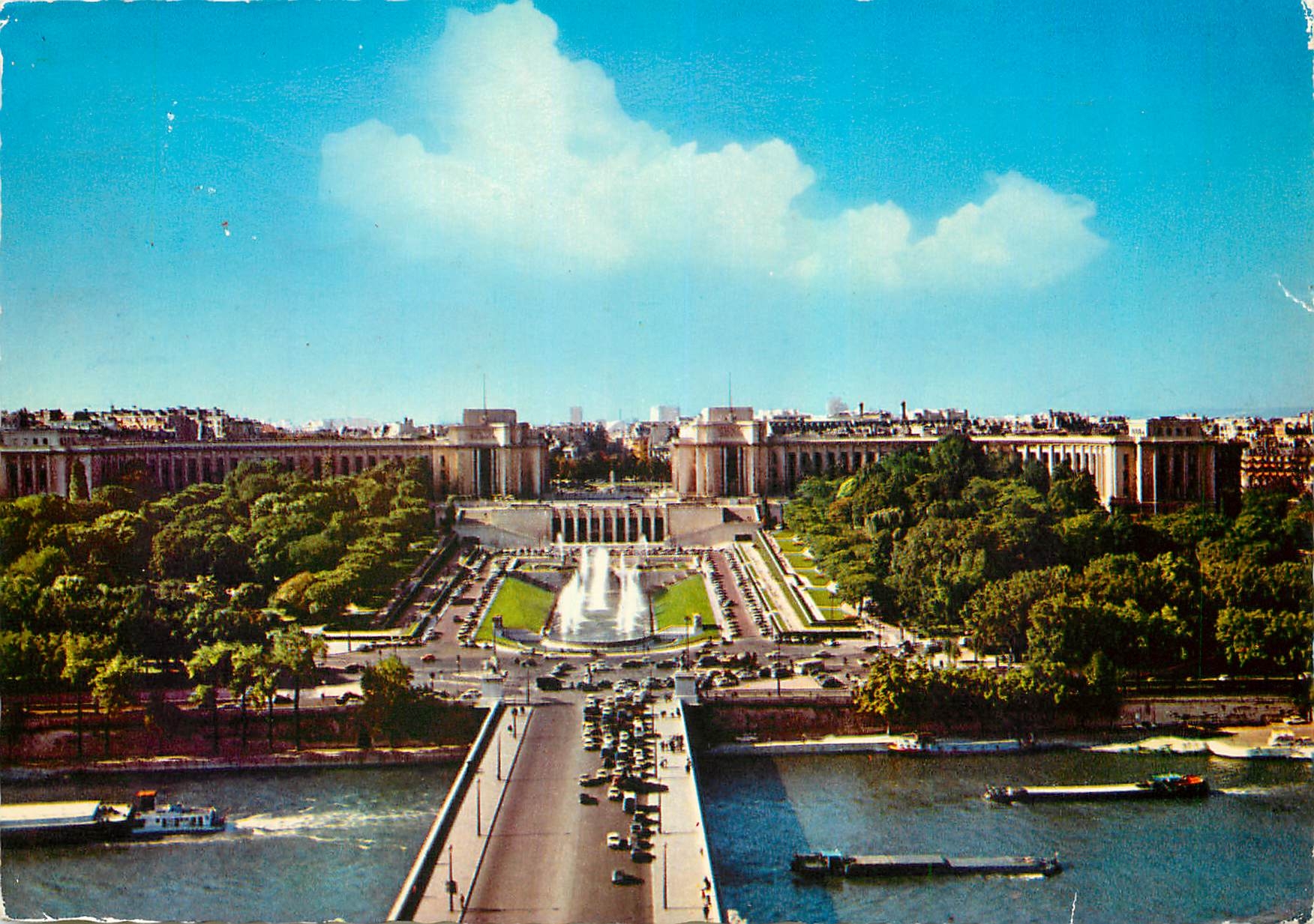 CPM Paris Palais de Chaillot et jardins du Trocadero vues de Ler etage de la Tour Eiffel 