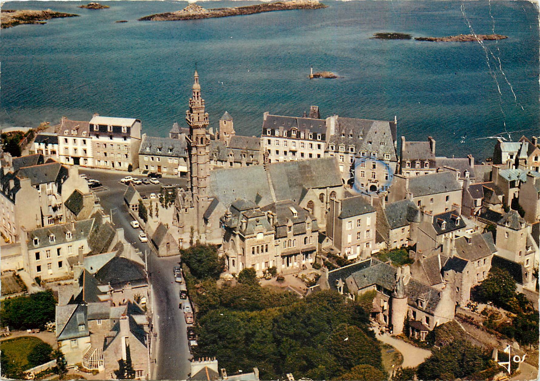 CPM La Bretagne en Couleurs Roscoff Finistere Quartier de l'Eglise dominant la mer 