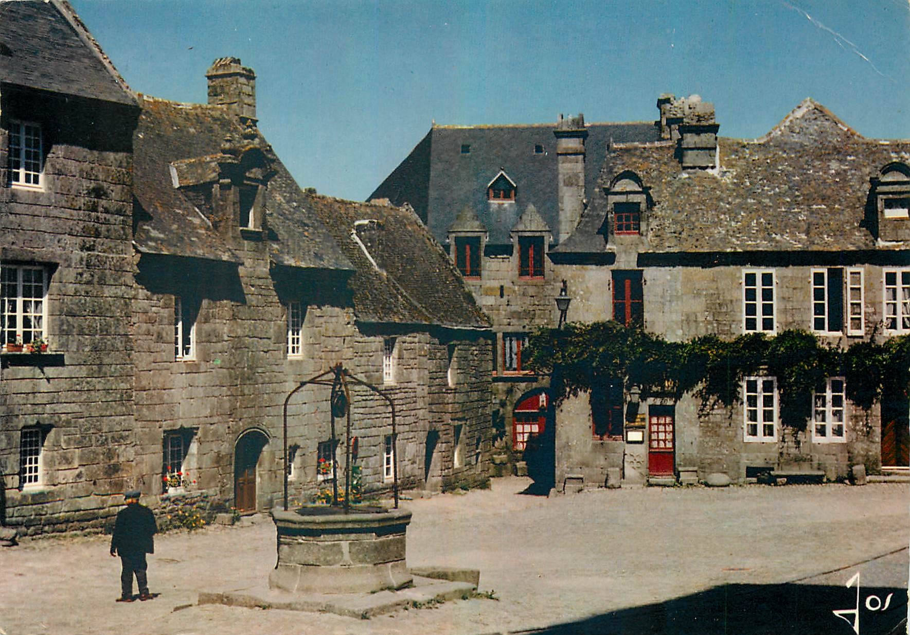 CPM La Bretagne en Couleurs Locronan Le bas de la place 