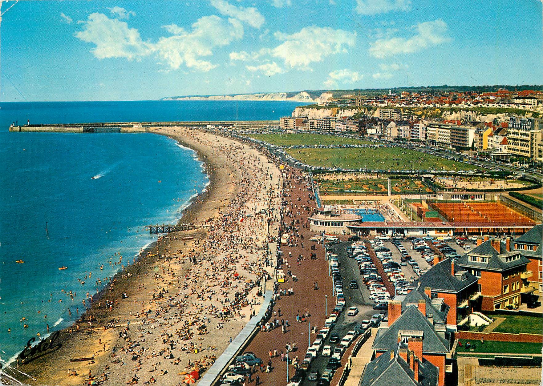 CPM Dieppe Seine Maritime Vue generale sur la plage et le baute vard Marechal Foch 