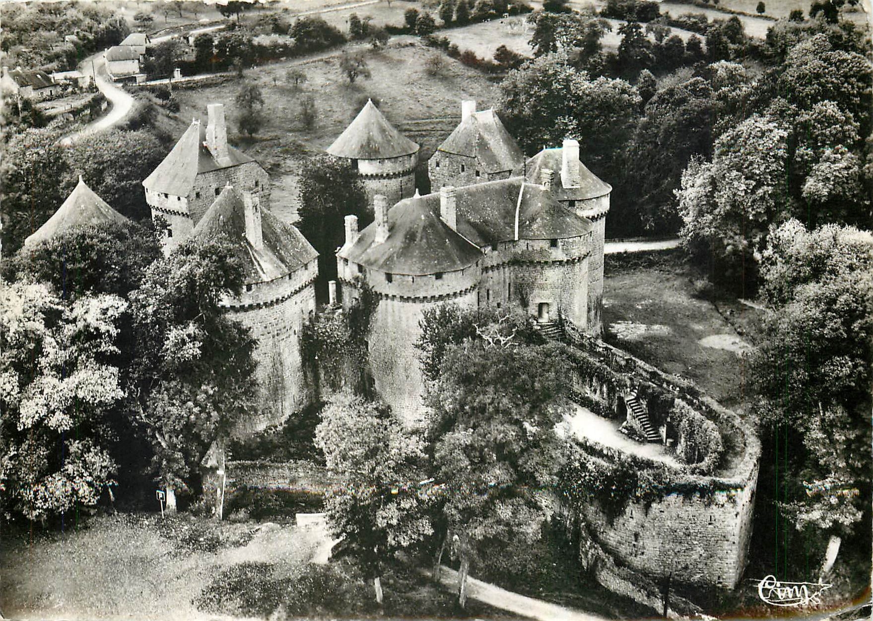 CPM Chateau de Lassay Mayenne Vue aerienne aur la Barbacane 