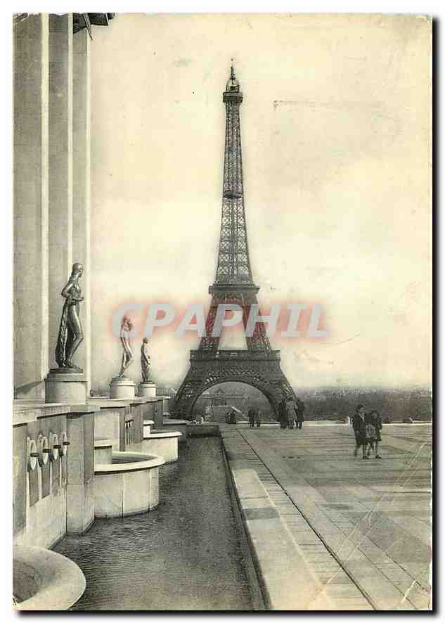 CPM Paris La Tour Eiffel et la Terrasse du Palais de Chaillot 