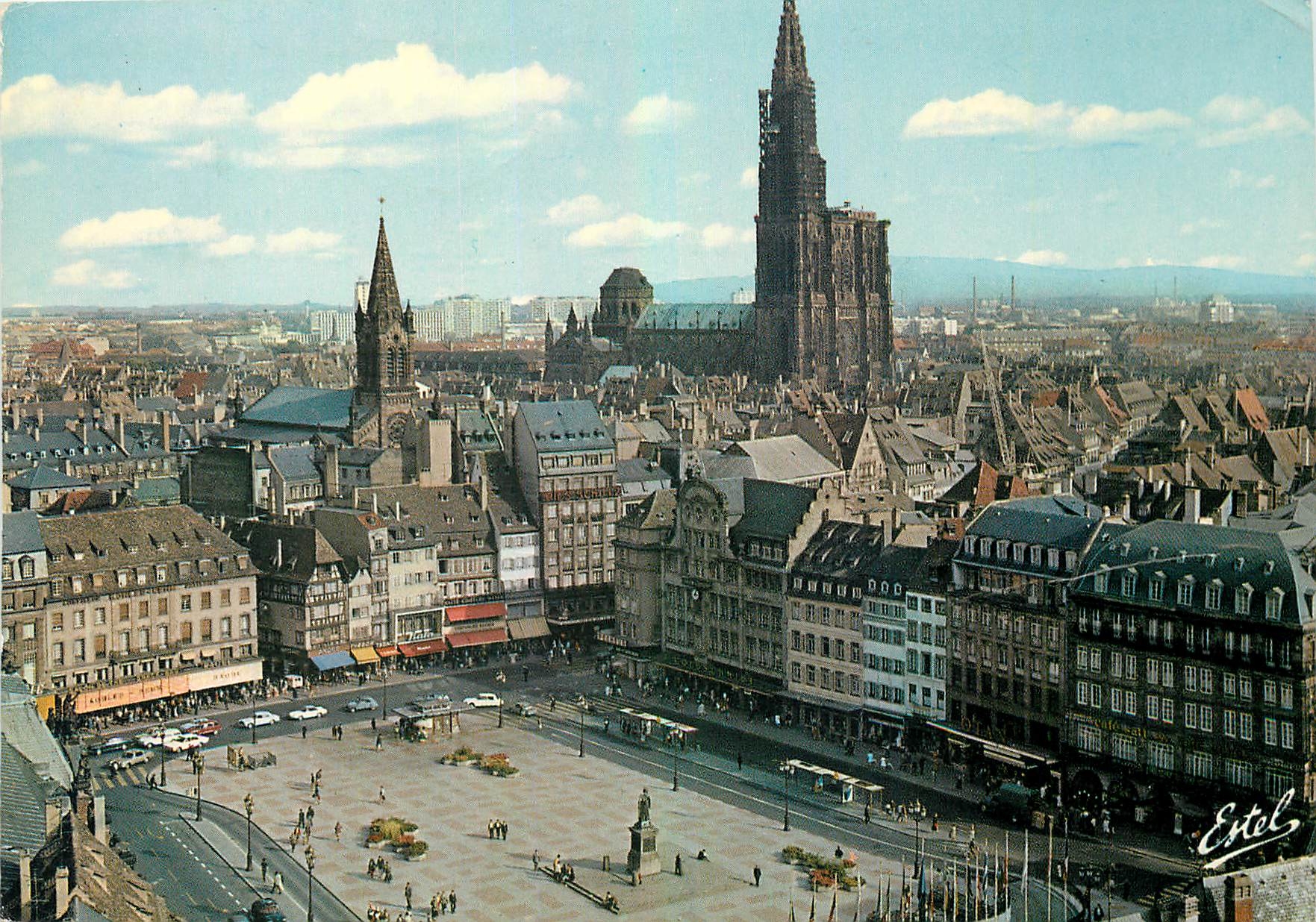CPM Au Pays des Cigognes Strasbourg Bas Rhin La place Kleber Au second plan la cathedrale 