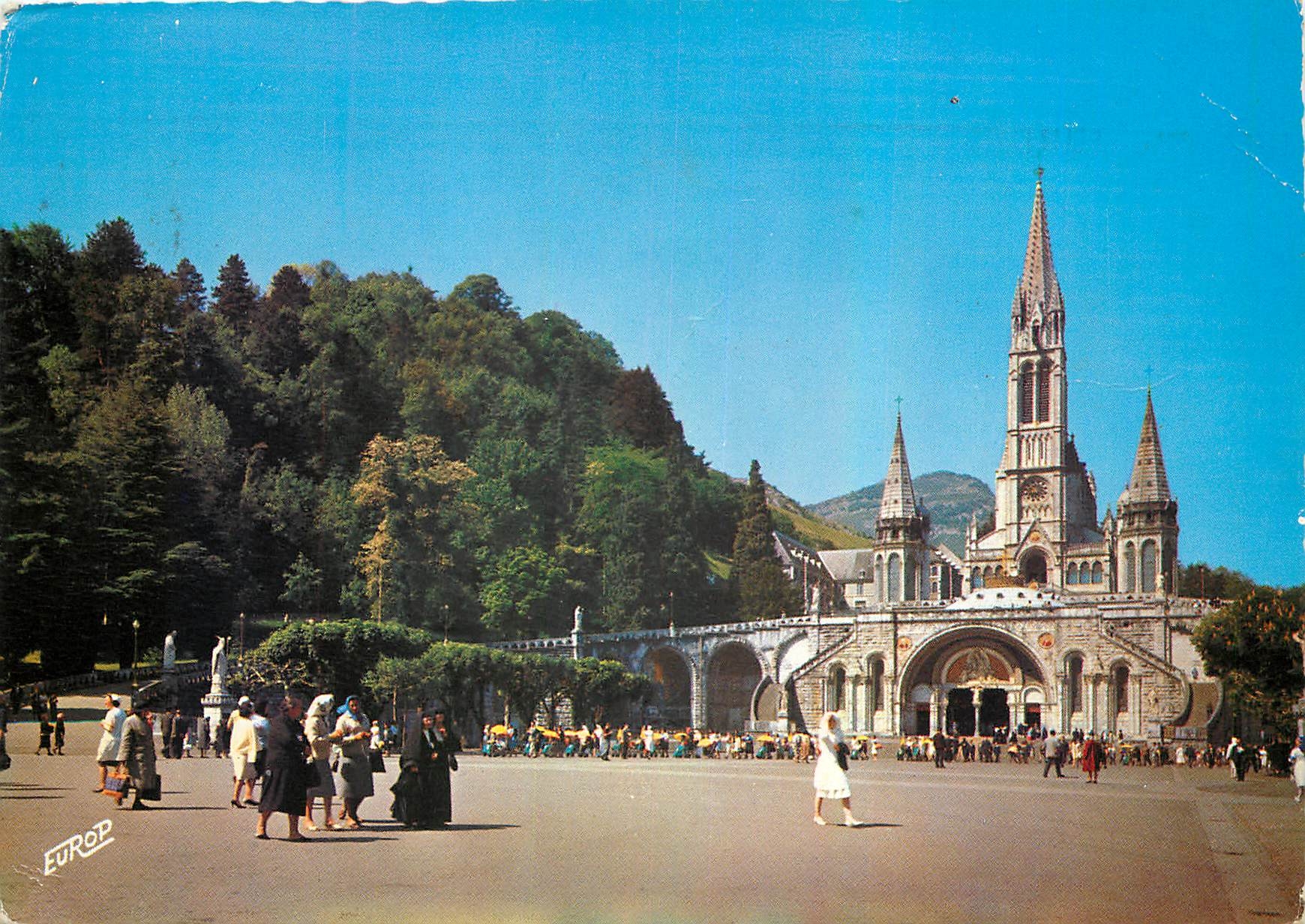 CPM Lourdes Htes Pyr La Basilique et l'Esplanade 