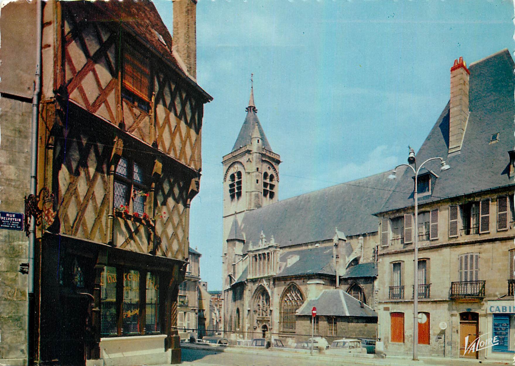CPM Les Merveilles du Berry Bourges Cher l'Eglise Notre Dame et a gauche maison ancienne de la rue P
