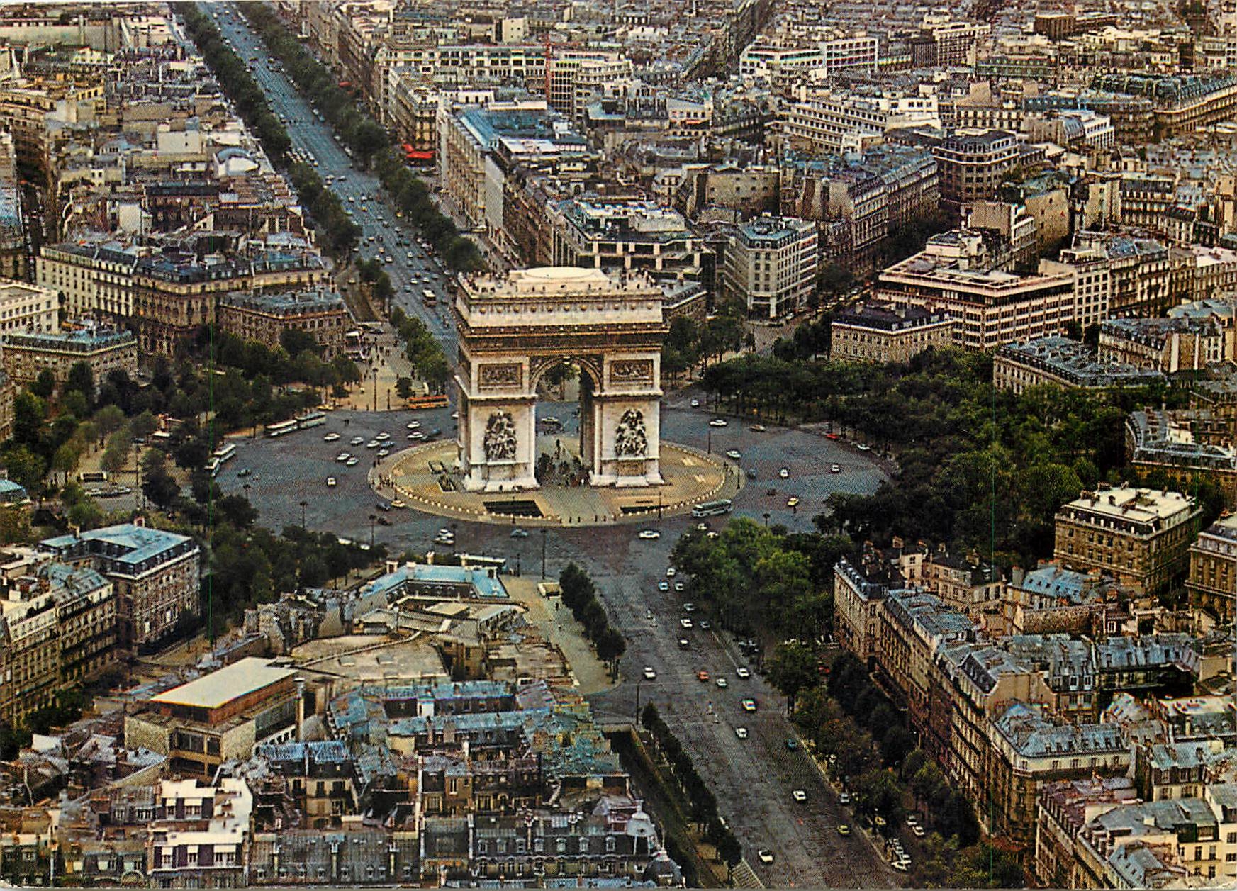 CPM Paris La place de l'Etoile devenue place Charles de Gaulle et l'Arc de Triomphe 