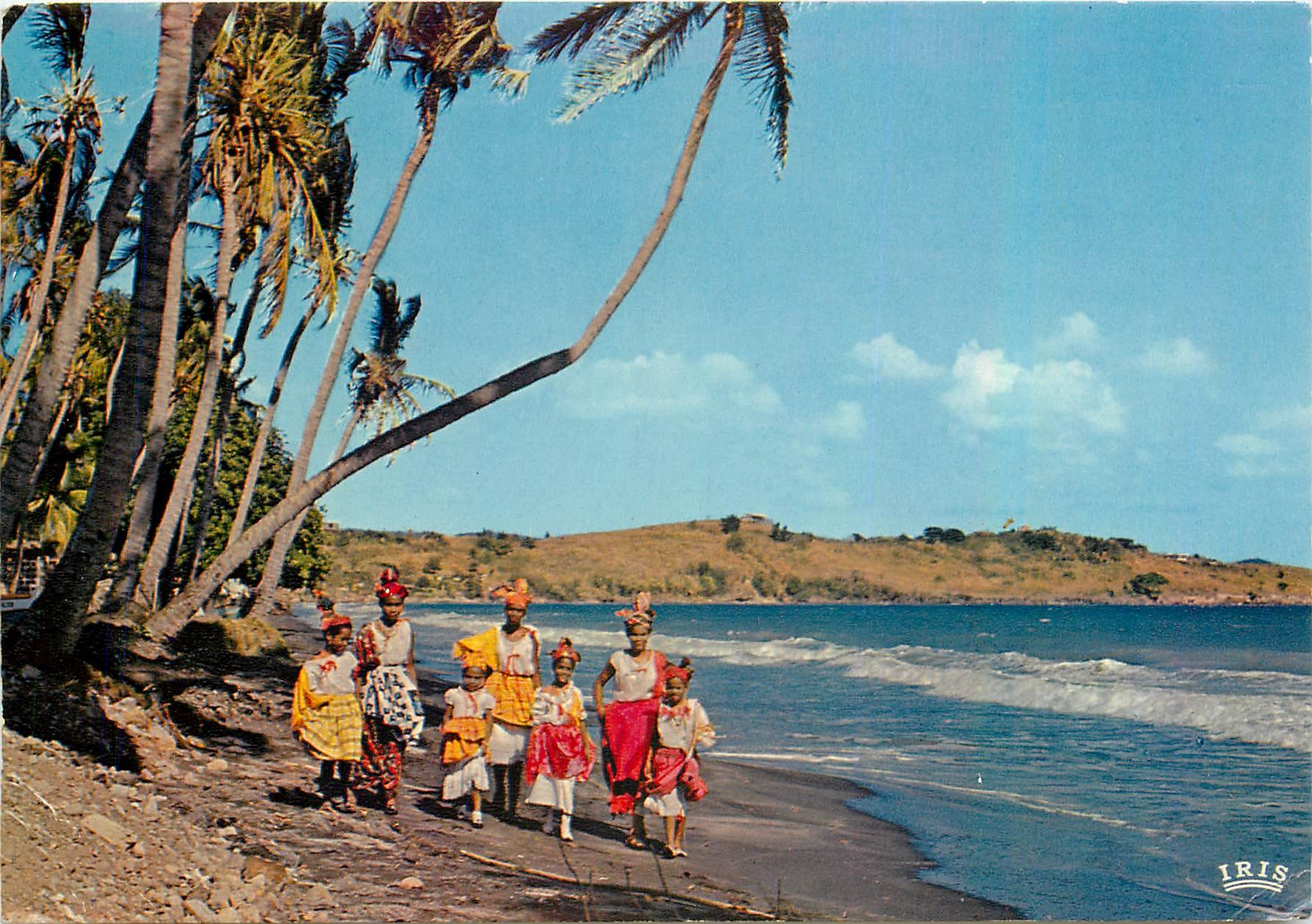 CPM Antilles Radieuses Promenade sur la plage Folklore