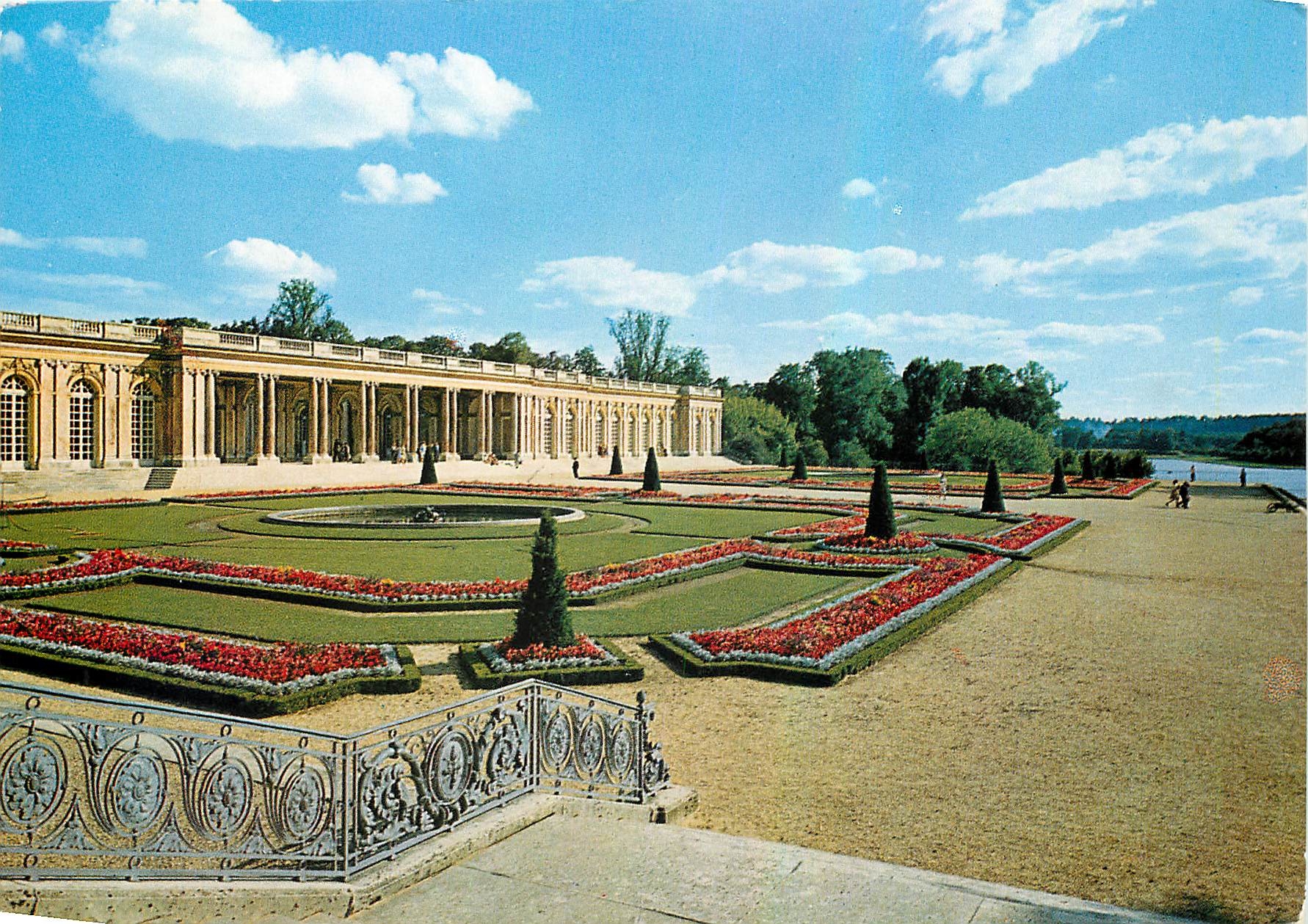 CPM Versailles Le Grand Trianon les Jardins et le Canal 