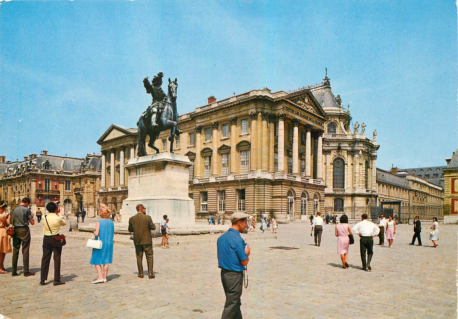 Versailles — Cour d'Honneur, Statue Équestre de Louis XIV — Éditions LYNNA