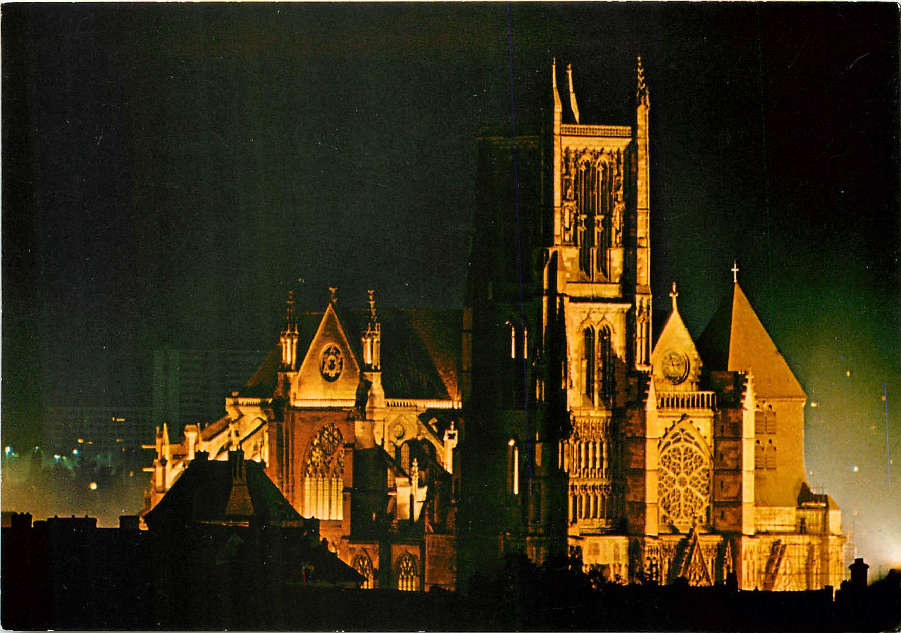 CPM Meaux Seine et Marne La cathedrale Saint Etienne vue de nuit 