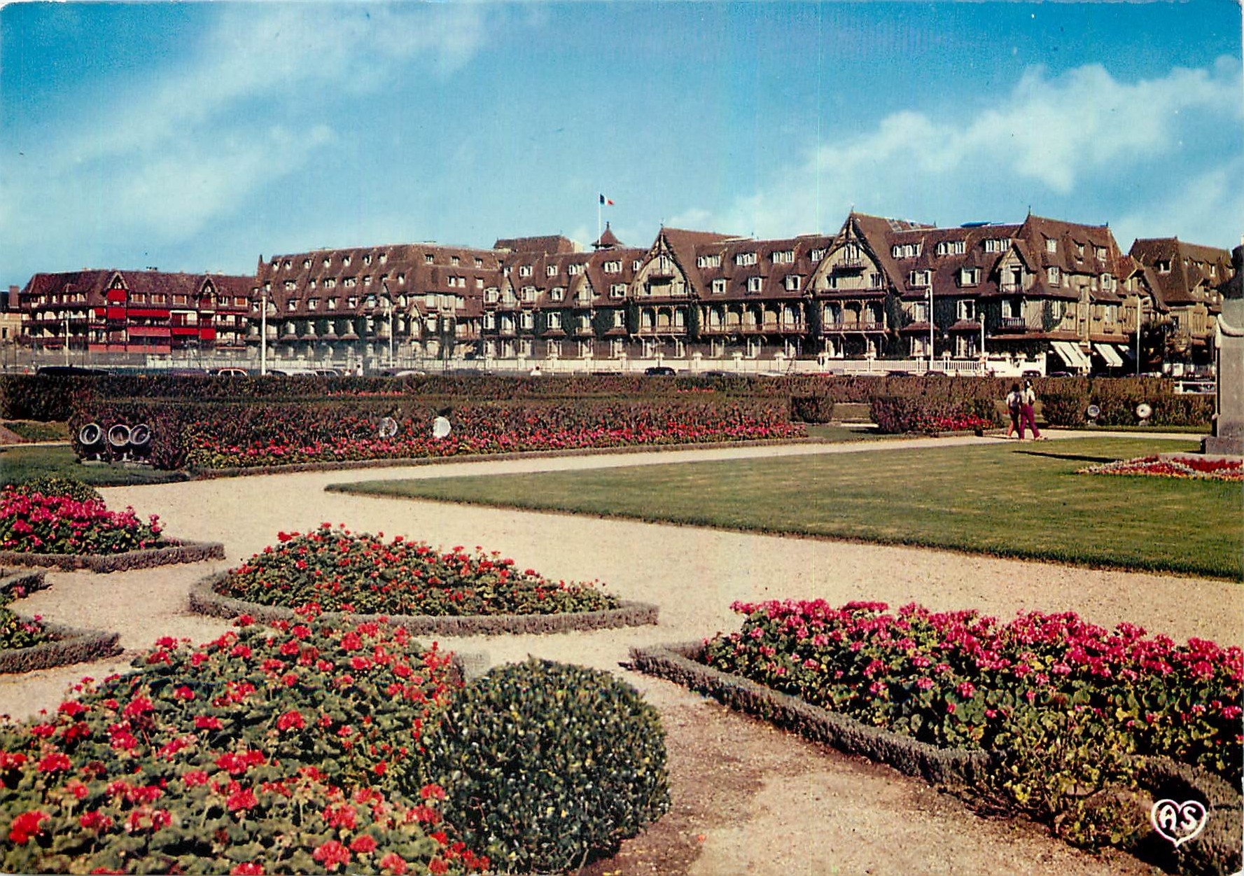 CPM Deauville Calvados La plage fleure l'Hotel Normandie 