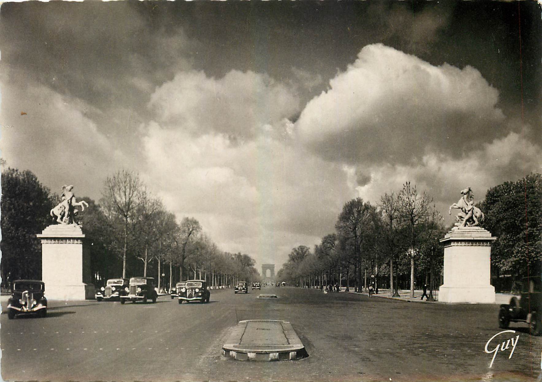 CPM Paris et ses Merveilles Avenue des Champs Elysees Automobile