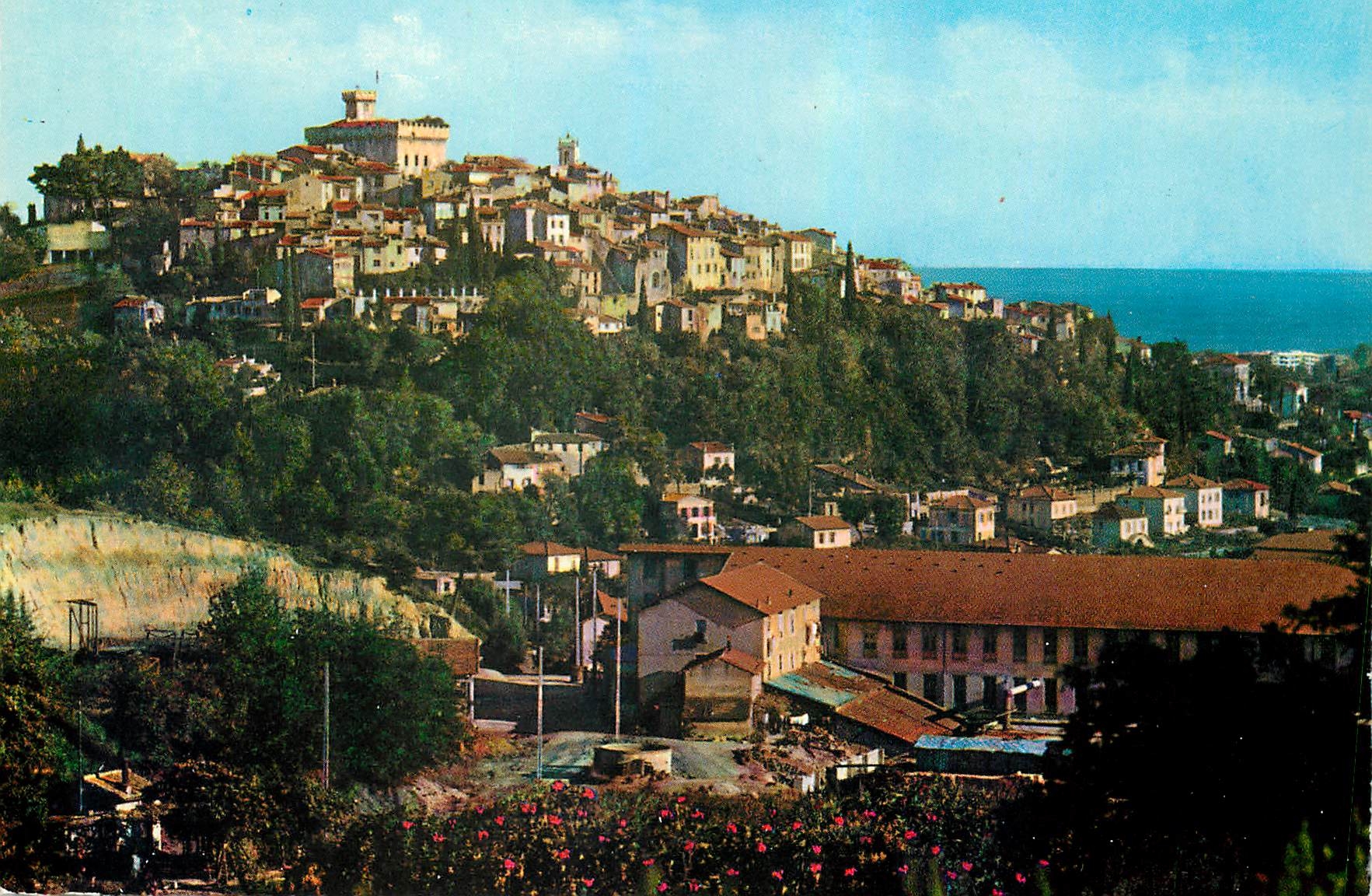 CPM Cagnes sur Mer La Vieille Ville et le Chateau des Grimaldi 