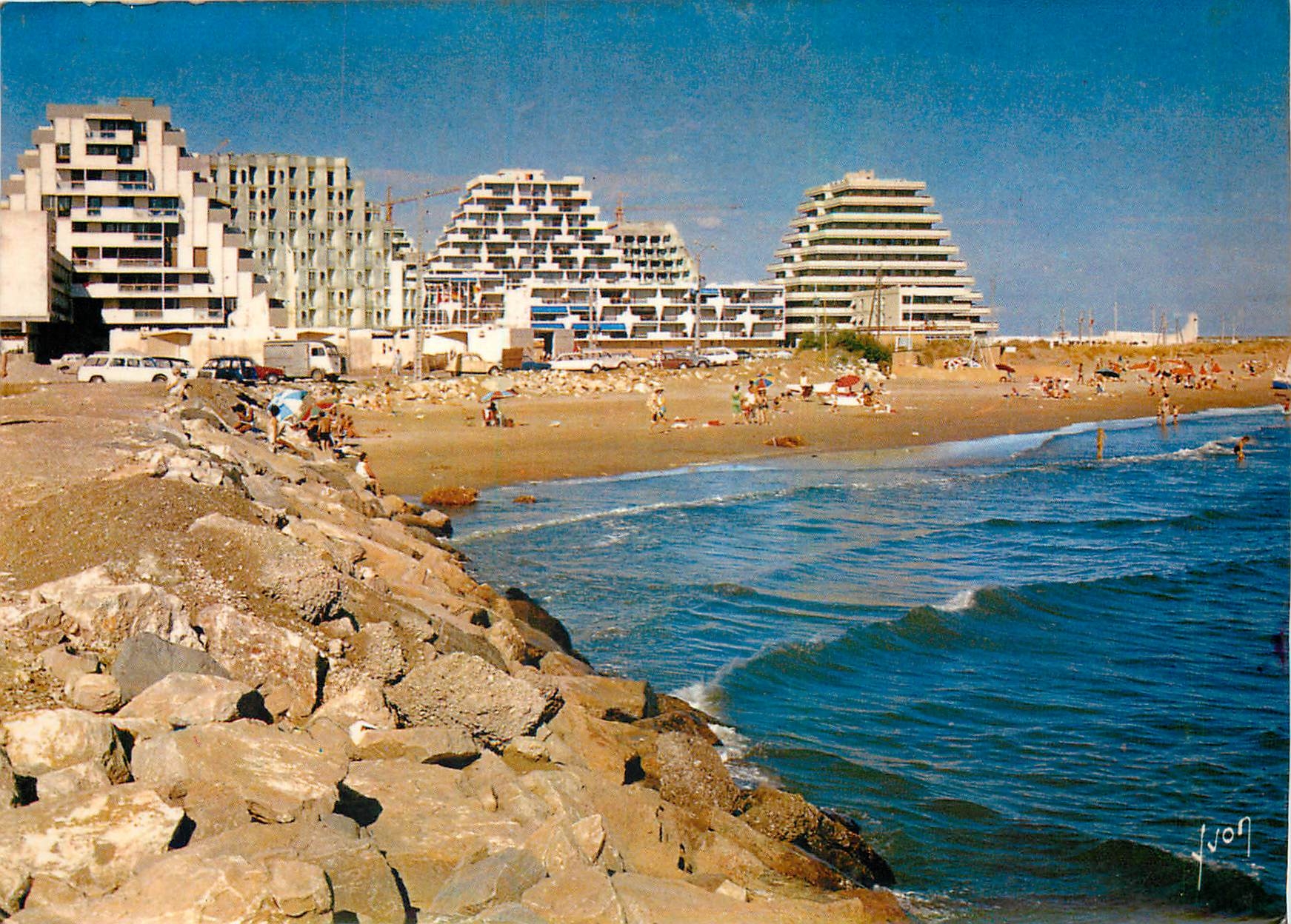 CPM Couleurs et Lumiere de France La Grande Motte Herault La plage bordee par les Immeubies pyramida