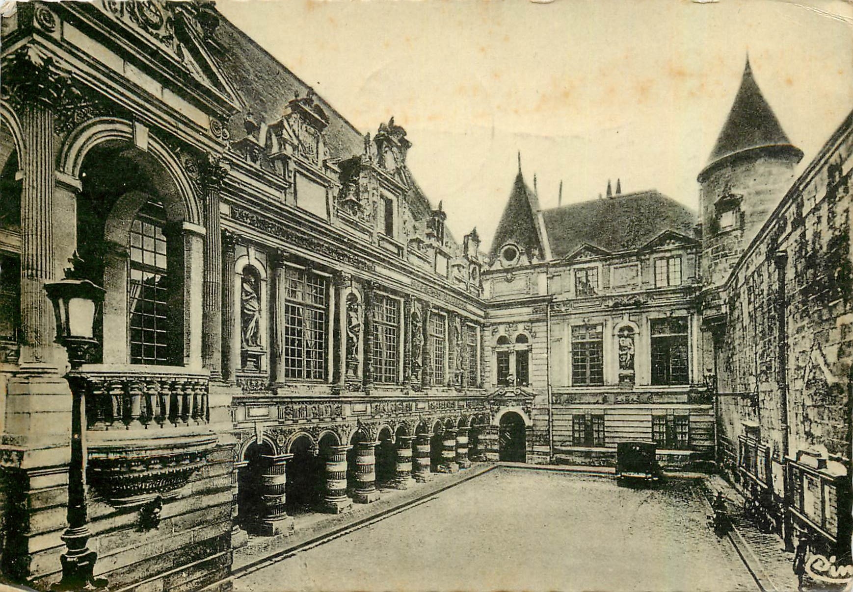 CPM La Rochelle Char Mar Hotel de Ville cour Interieure 